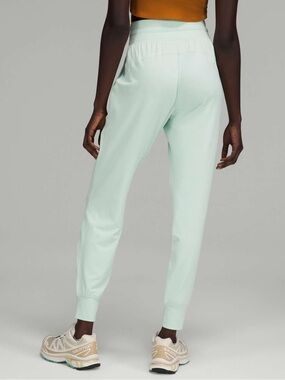 Sold /// Women’s Ready to Rulu High-Rise Joggerw - Delicate Mint - Size 4